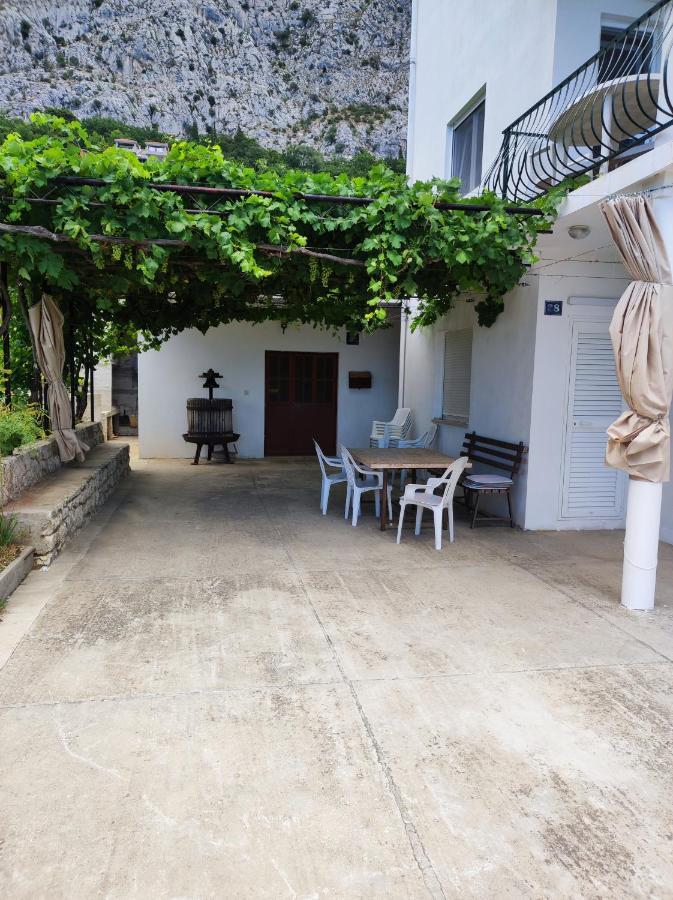 Apartment With 2 Balconies And Sea View Омиш Экстерьер фото