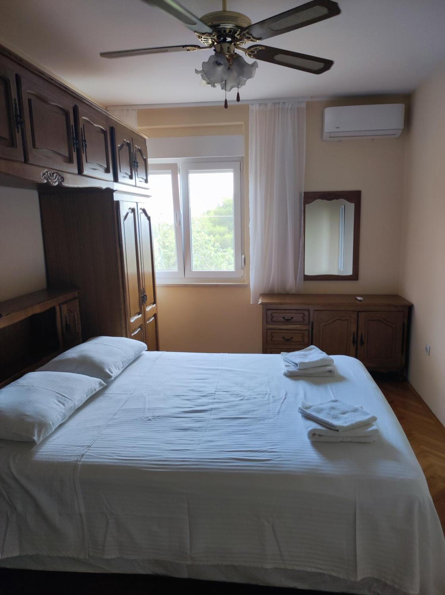 Apartment With 2 Balconies And Sea View Омиш Номер фото