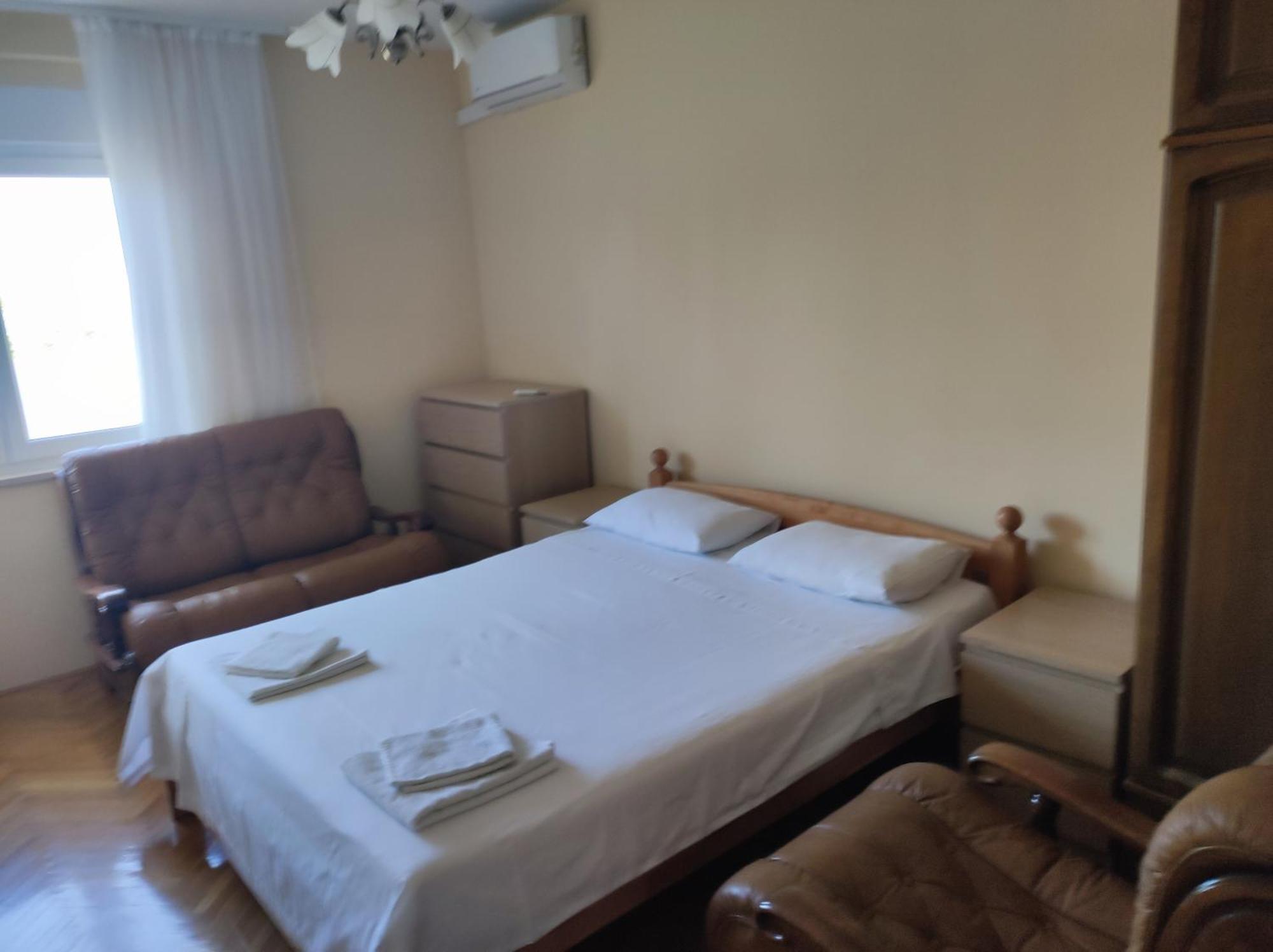 Apartment With 2 Balconies And Sea View Омиш Номер фото