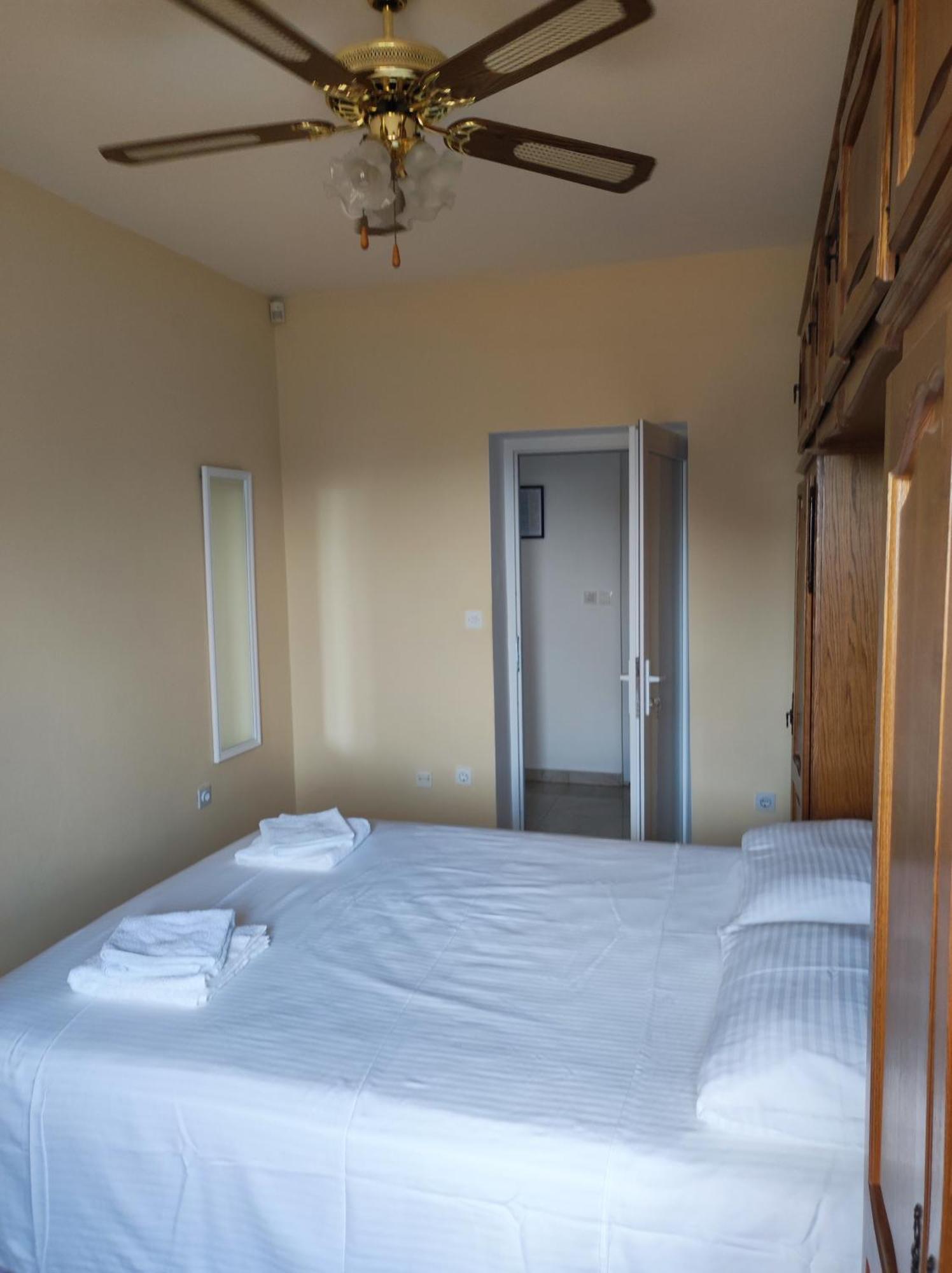 Apartment With 2 Balconies And Sea View Омиш Номер фото